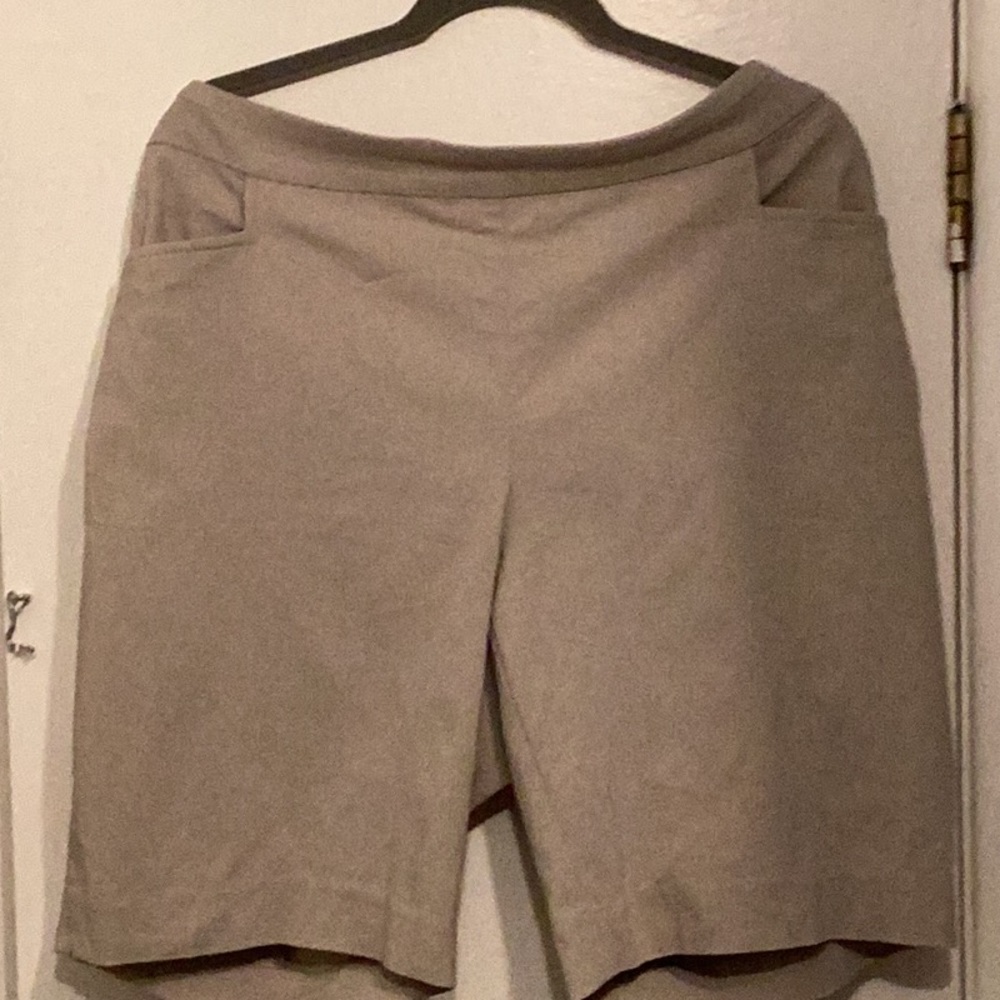 Liz Claiborne Women's Tan Bermuda Shorts Size 1X - Picture 3 of 9